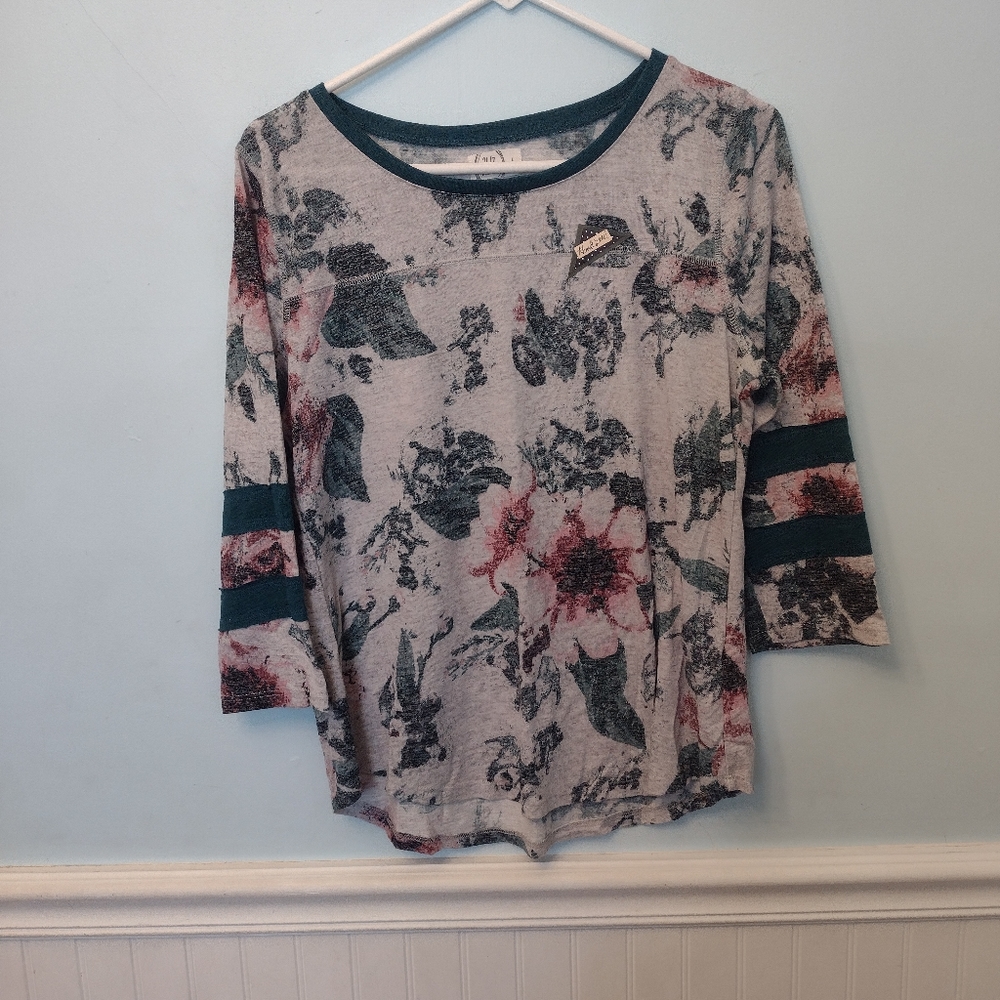 Floral mid-sleeve shirt!❄️